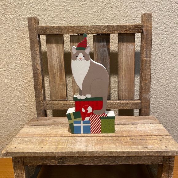 Christmas Cat Wood Decor, Gray & White Cat Wearing A Christmas Hat & Presents - Picture 2 of 9